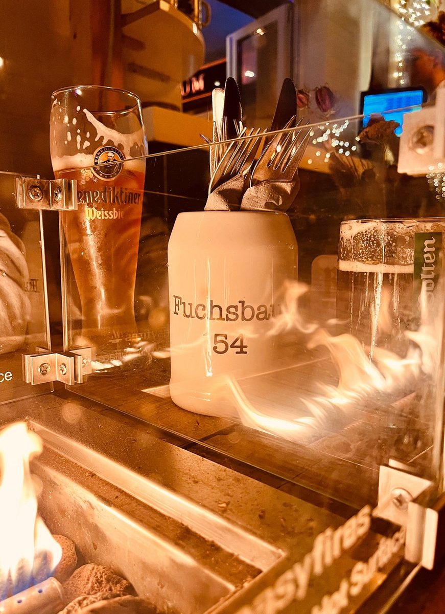 Feuerstelle am Abend mit Fuchsbau-Krug und Getränken
