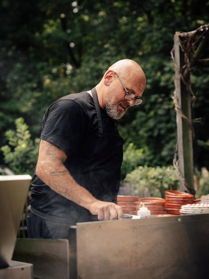 Grillmeister bei der Zubereitung am Grill