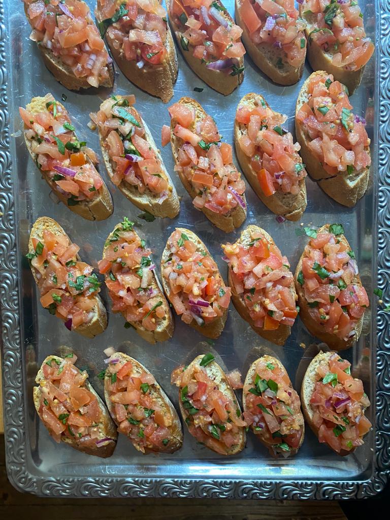 Frische Bruschetta-Häppchen