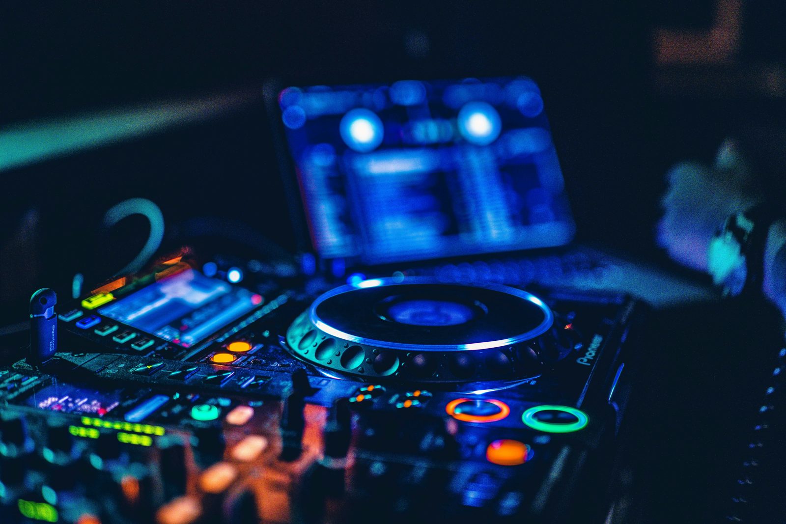 DJ-Pult mit farbigen Lichtern