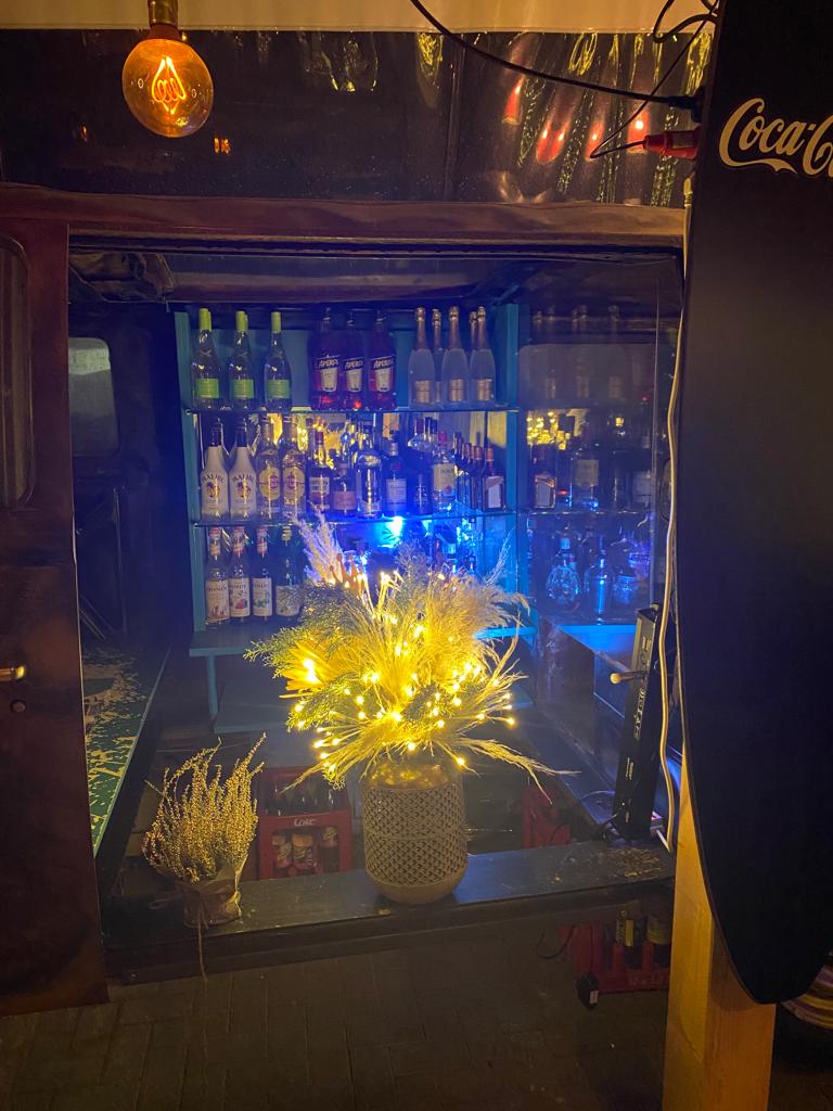 Bar im umgebauten VW-Bus