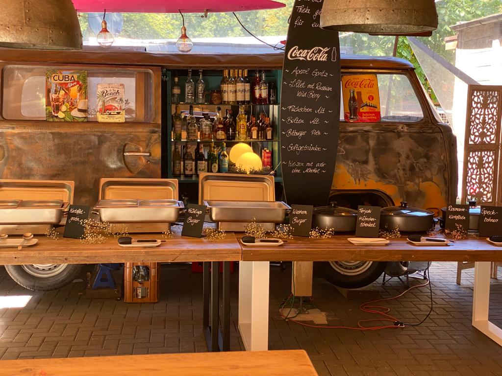 VW-Bus-Bar mit Buffet auf der Terrasse