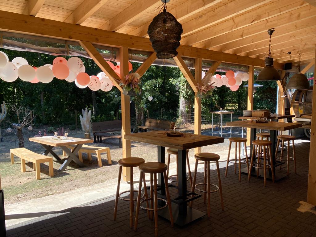 Überdachte Terrasse mit Bar und Deko für Events