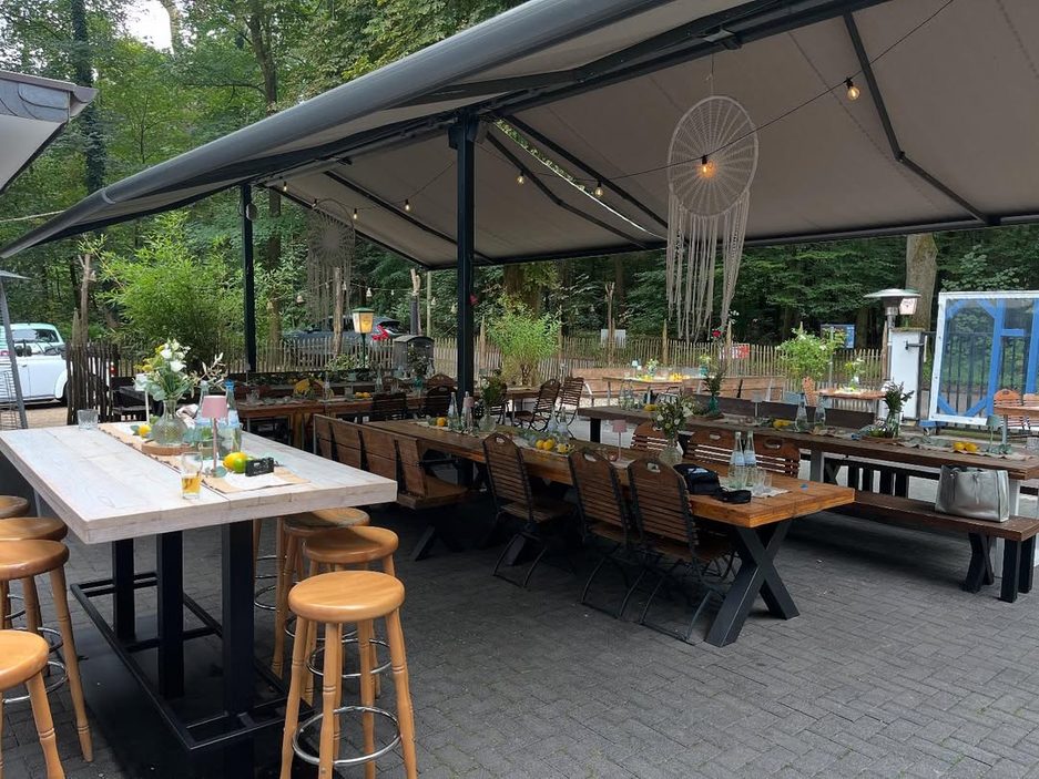 Überdachte Terrasse mit Traumfänger und Lichterketten
