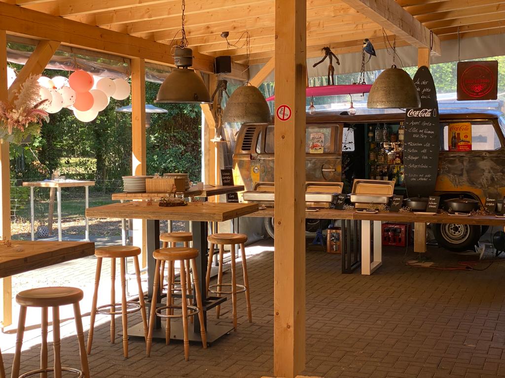 Terrasse mit Traumfängern und gedeckten Tischen