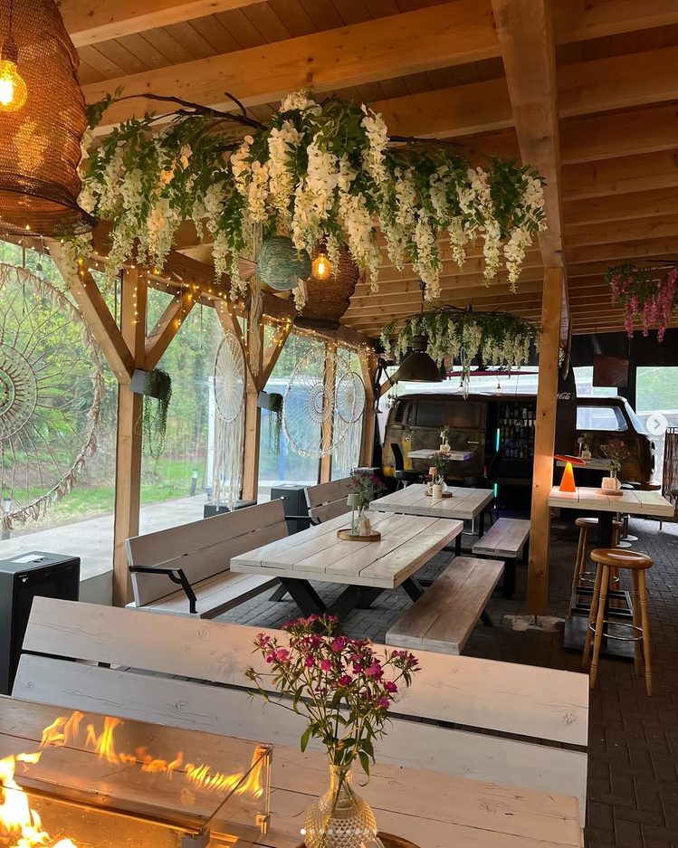 Überdachte Terrasse mit Blüten-Deko und Lichterketten